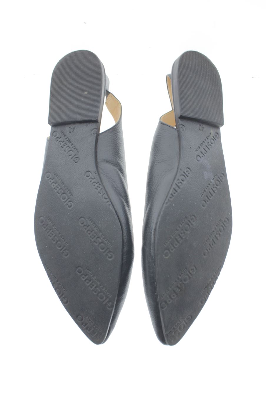 Sandalias planas de Gioseppo de la talla 40, de color negro de