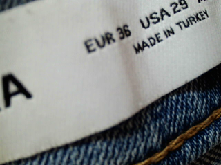Jeans Bershka de la taille 36, de couleur bleu de denim
