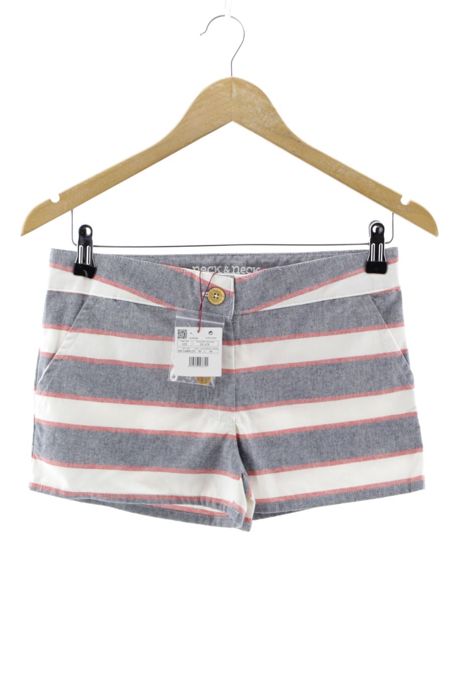 Short Neck & Neck de la taille 12 ans avec une étiquette
