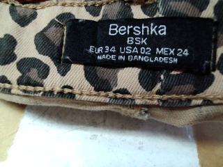 Jeans Bershka de la taille 34, de couleur animal print de denim