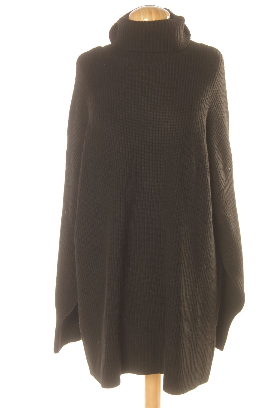 Pull C&A de la taille L, de couleur noir