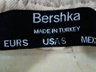 Pantalón corto de Bershka de la talla S, de color beige
