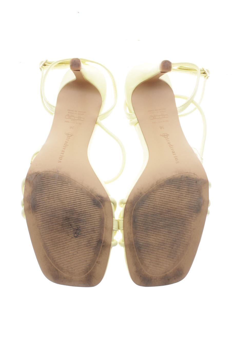 Sandalias tacon de Stradivarius de la talla 36, de color amarillo de