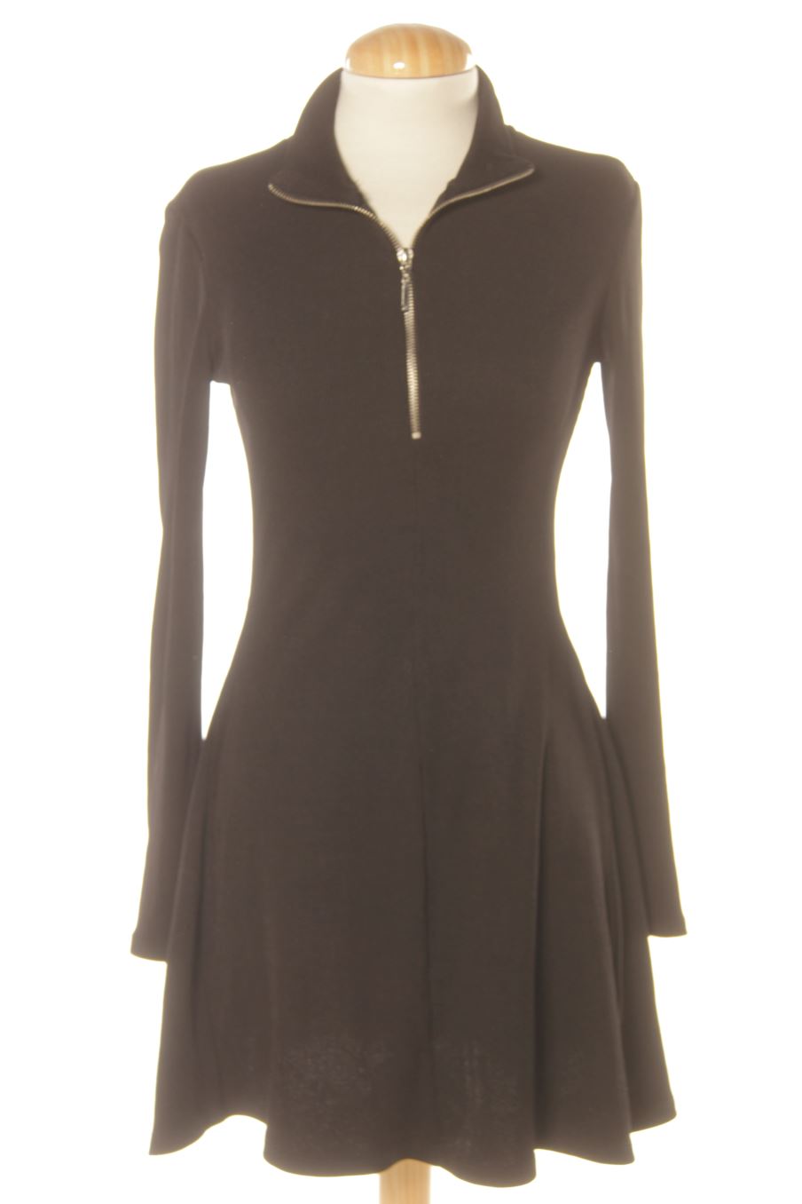Robe casual Zara de la taille S, de couleur noir