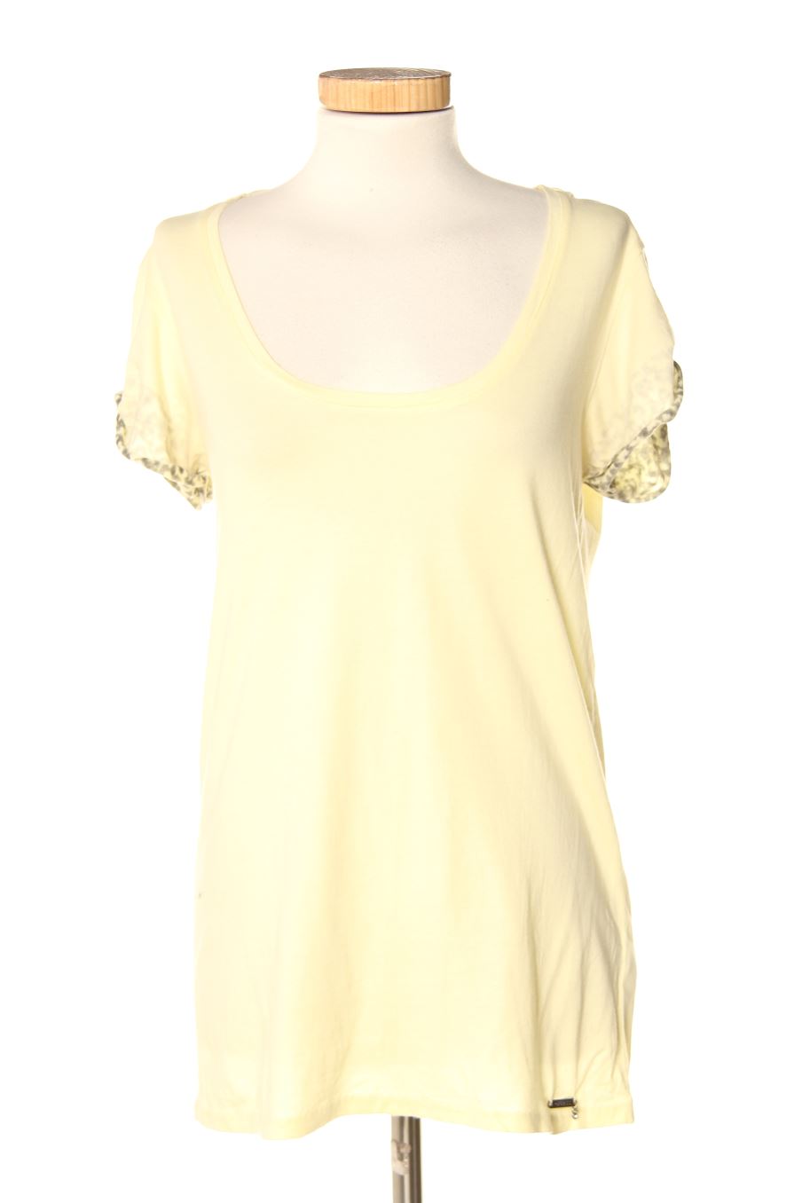 T-shirt Guess de la taille M, de couleur jaune