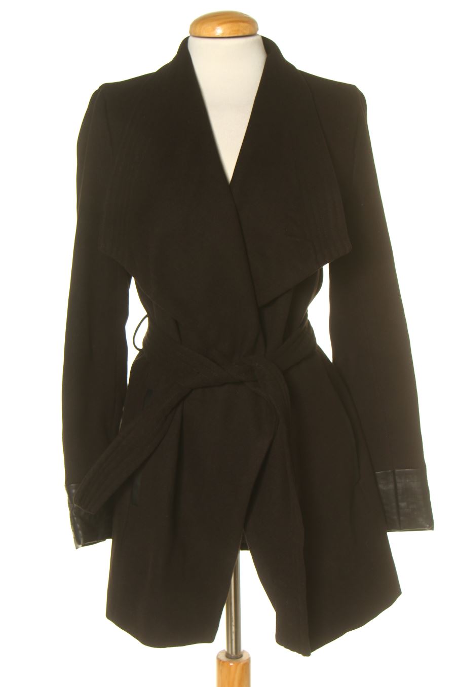 Manteau Stradivarius de la taille S, de couleur noir