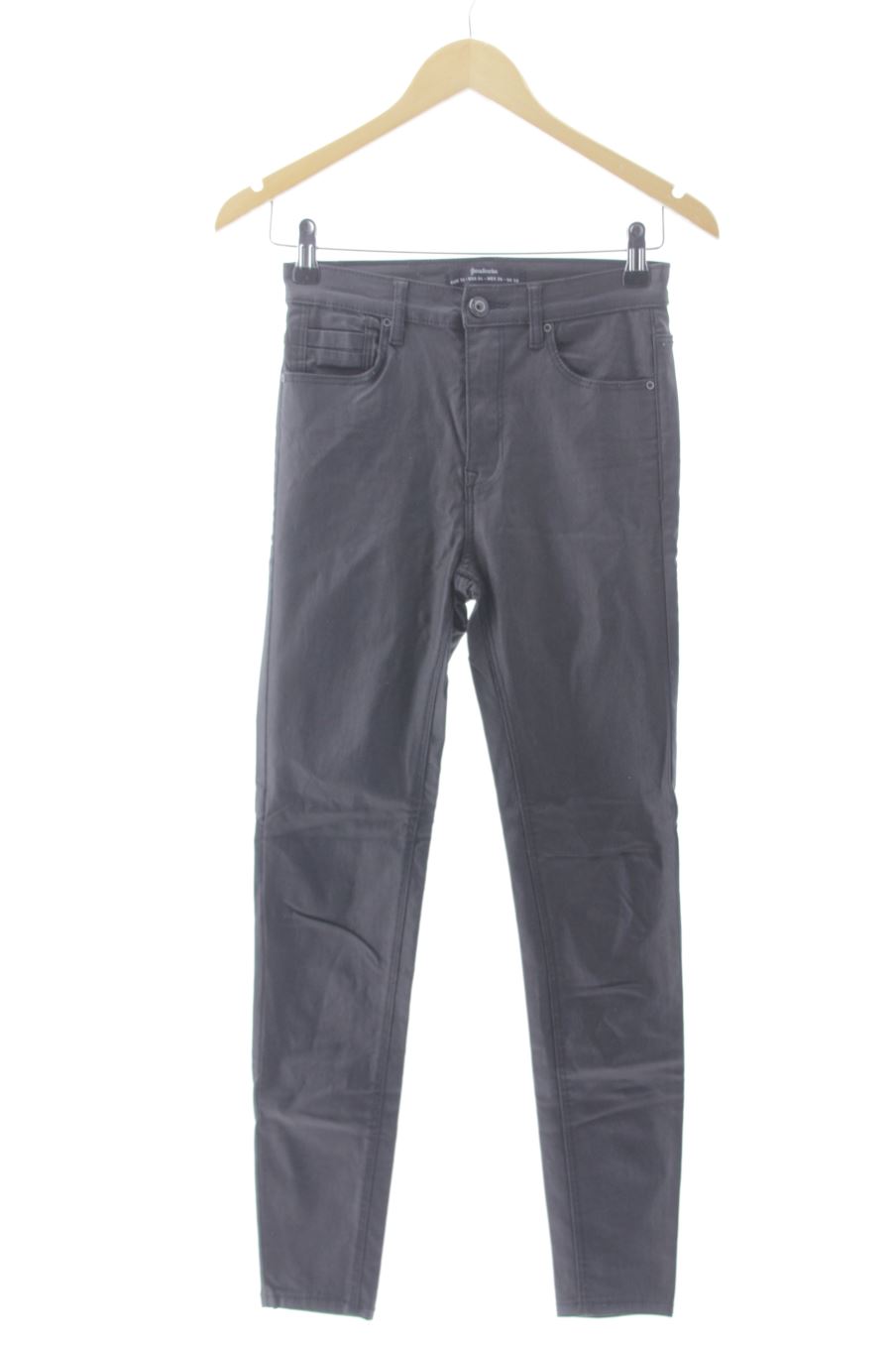 Vaquero de Stradivarius de la talla 36, de color negro de ropa vaquera