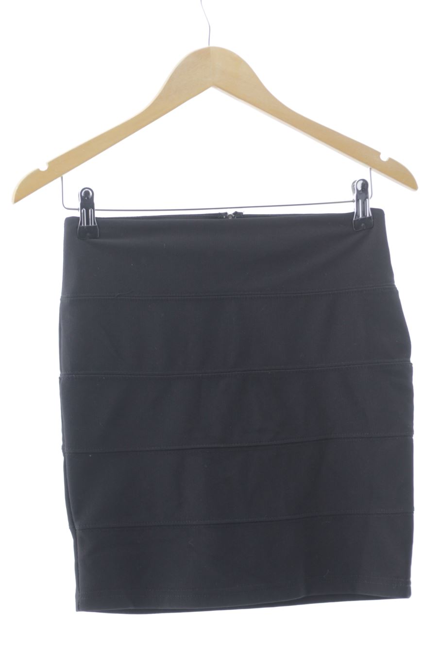Jupe Amisu de la taille 36, de couleur noir