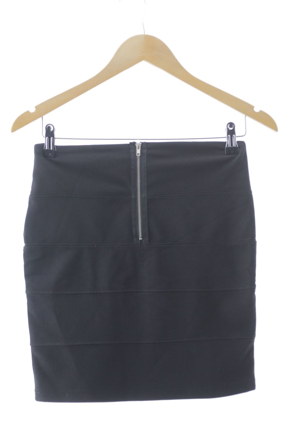 Jupe Amisu de la taille 36, de couleur noir