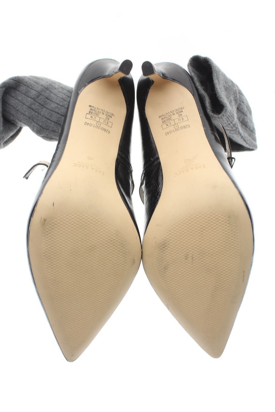 Zapatos de tacon de Zara de la talla 40, de color negro de