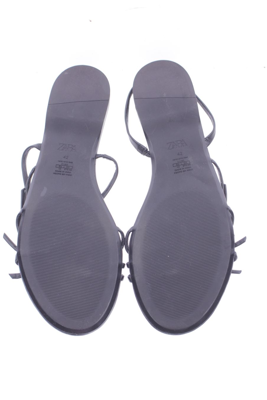 Sandalias planas de Zara de la talla 42, de color negro de