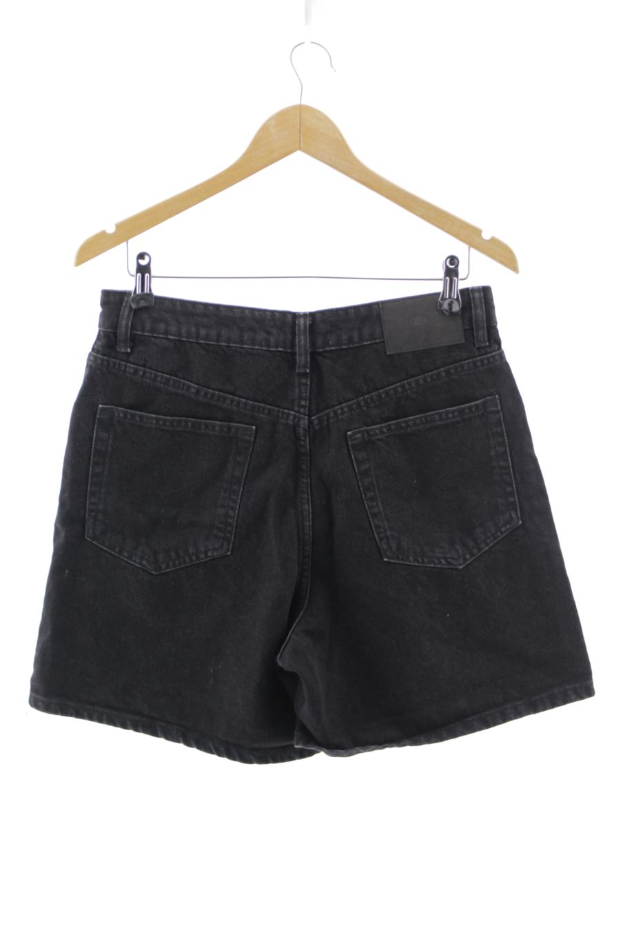 Pantalones cortos de Zara de la talla 40, de color negro de ropa vaquera