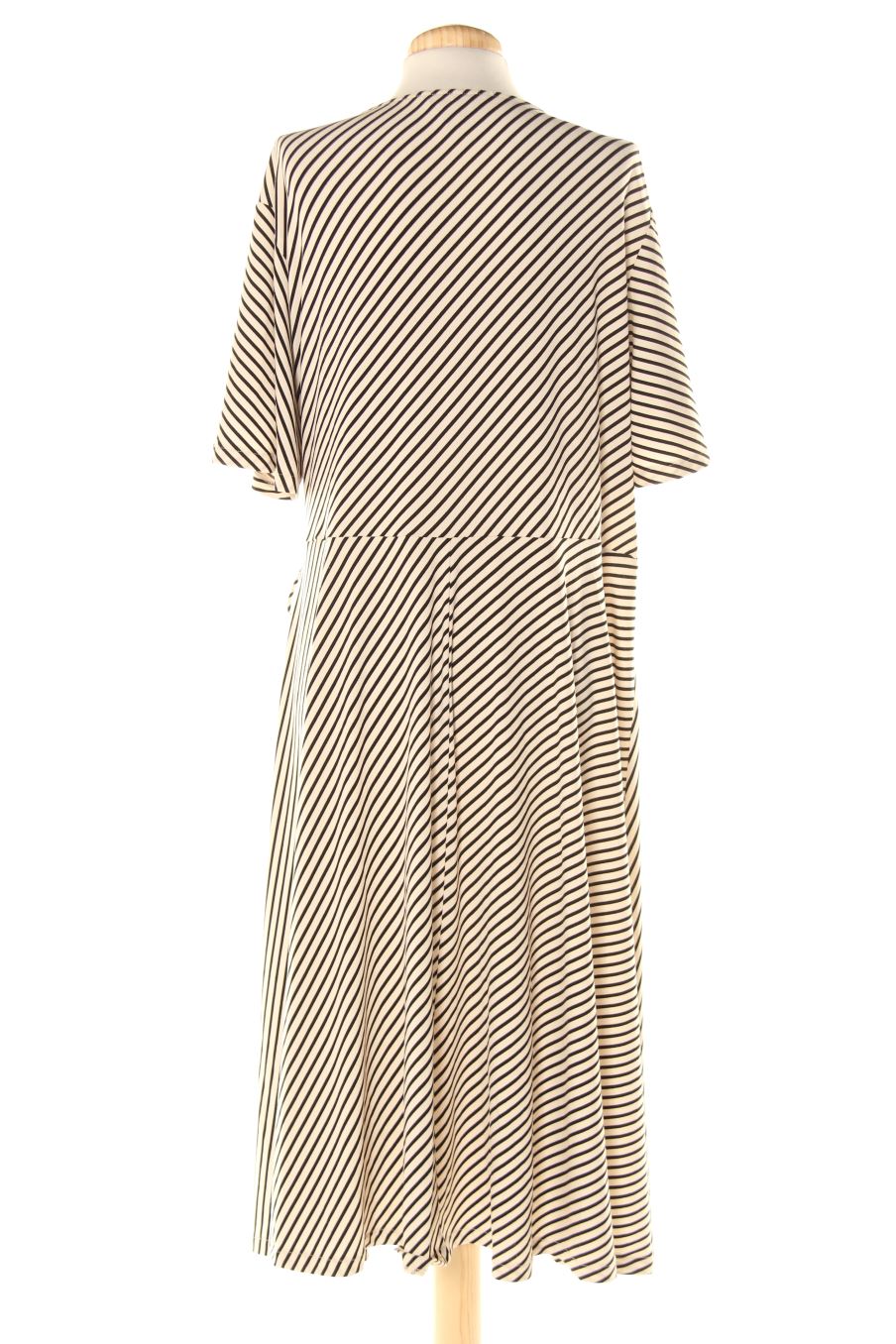 Robe casual H&M de la taille SUPER XXL, de couleur rayures