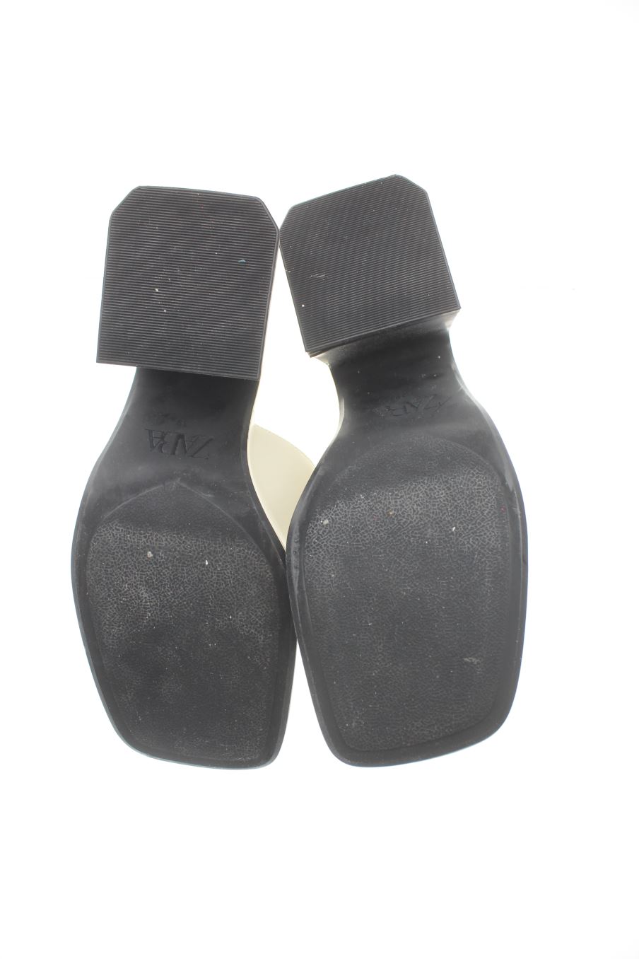 Sandalias tacon de Zara de la talla 39, de color beige de