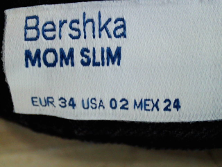 Jeans Bershka de la taille 34, de couleur noir de denim