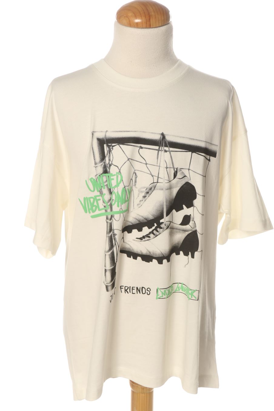Camiseta de Zara de la talla 11 años con etiqueta