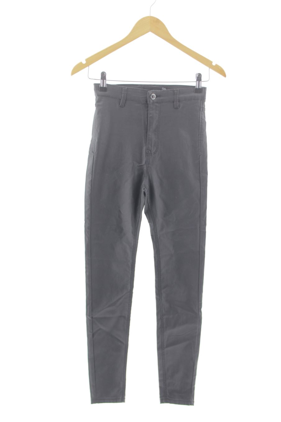 Vaquero de Stradivarius de la talla 36, de color negro de ropa vaquera