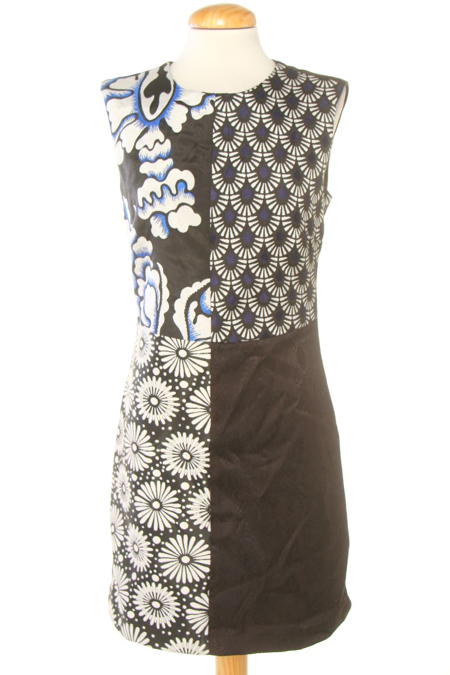 Robe casual Desigual de la taille M, de couleur imprimés