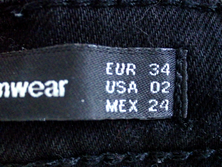 Jeans trf (ZARA) de la taille 34, de couleur noir de denim