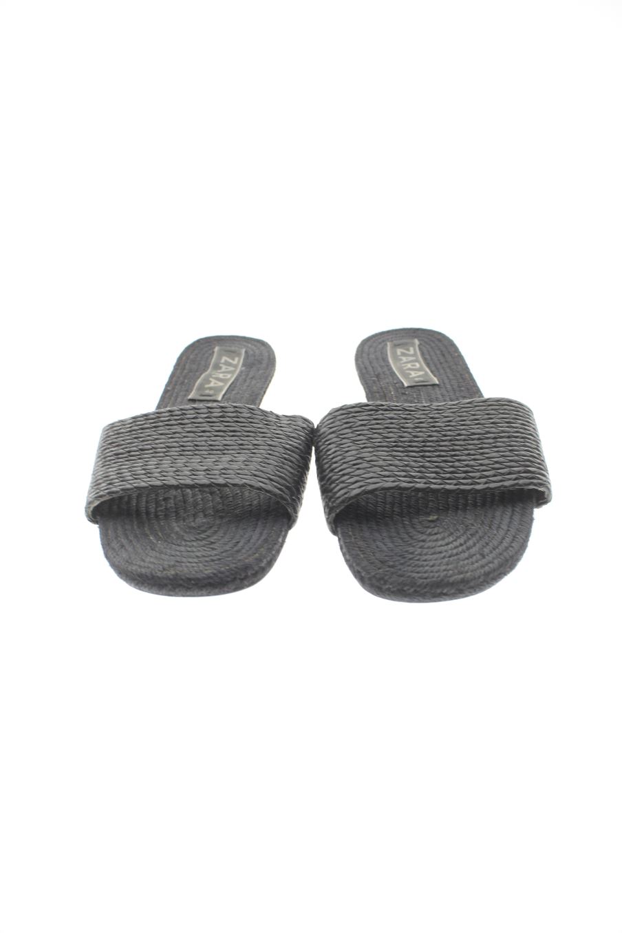 Sandalias planas de Zara de la talla 40, de color negro de