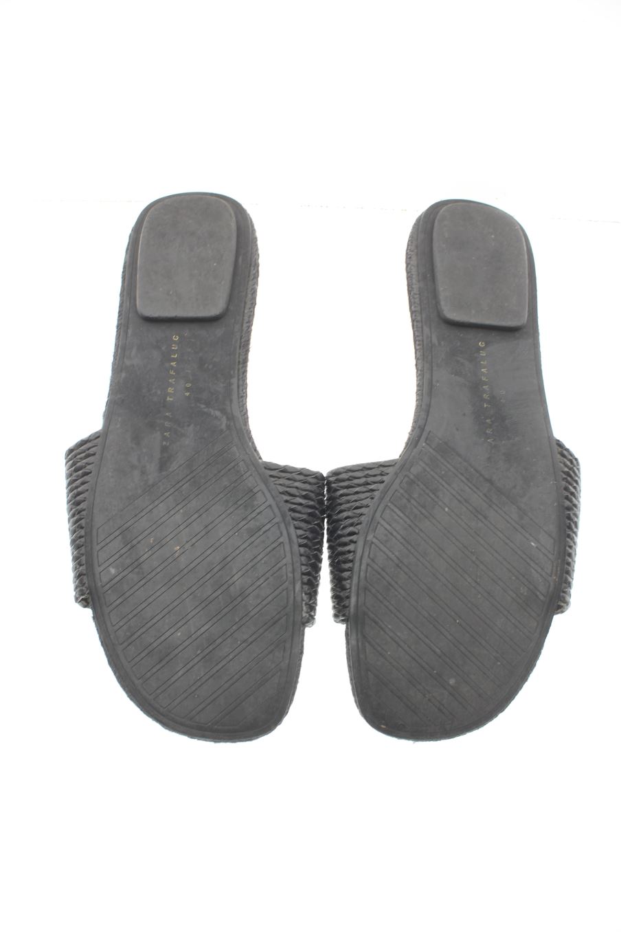 Sandalias planas de Zara de la talla 40, de color negro de