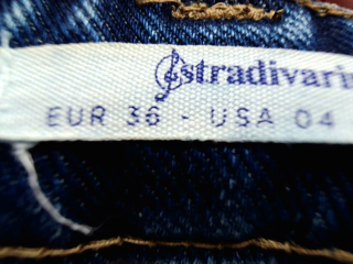 Jeans Stradivarius de la taille 36, de couleur bleu de denim