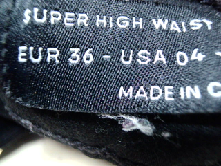 Jeans Stradivarius de la taille 36, de couleur noir de denim