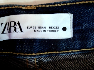 Jeans Zara de la taille 32, de couleur bleu marine de denim