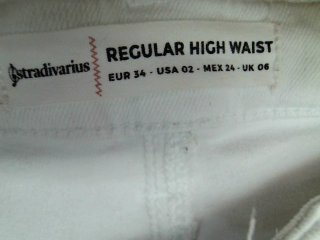 Vaquero de Stradivarius de la talla 34, de color blanco de ropa vaquera