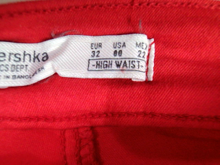 Jeans Bershka de la taille 32, de couleur rouge de denim