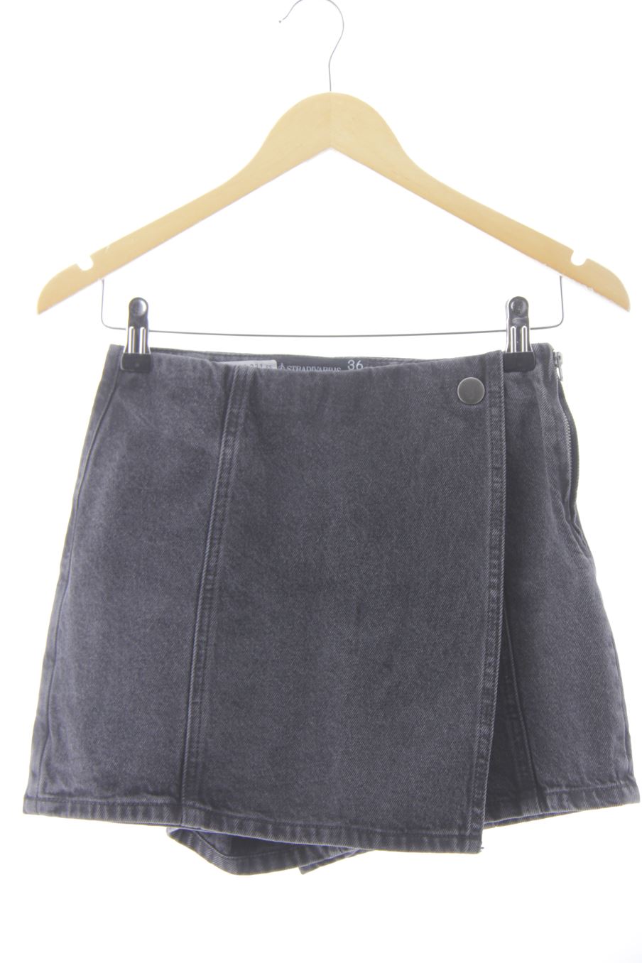 Shorts Stradivarius de la taille 36, de couleur noir de denim