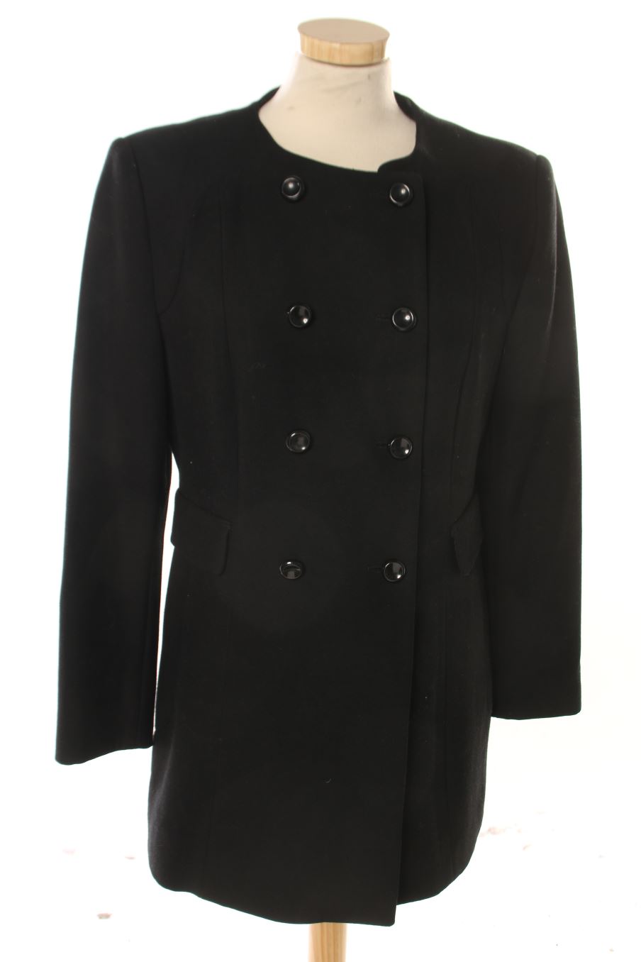 Abrigo de Zara de la talla L, de color negro