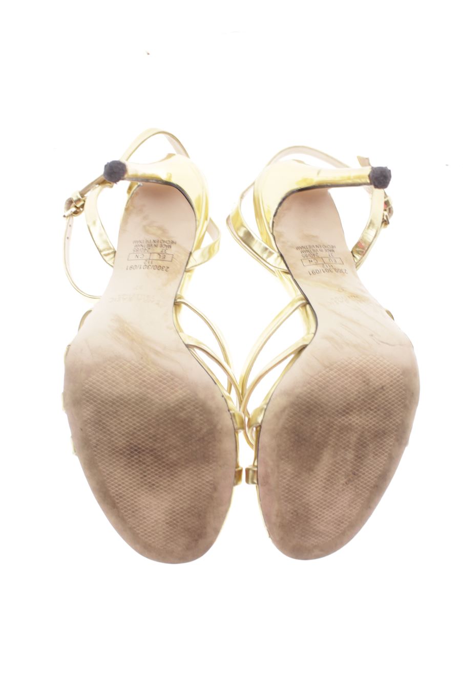 Sandalias tacon de Zara de la talla 37, de color dorado de