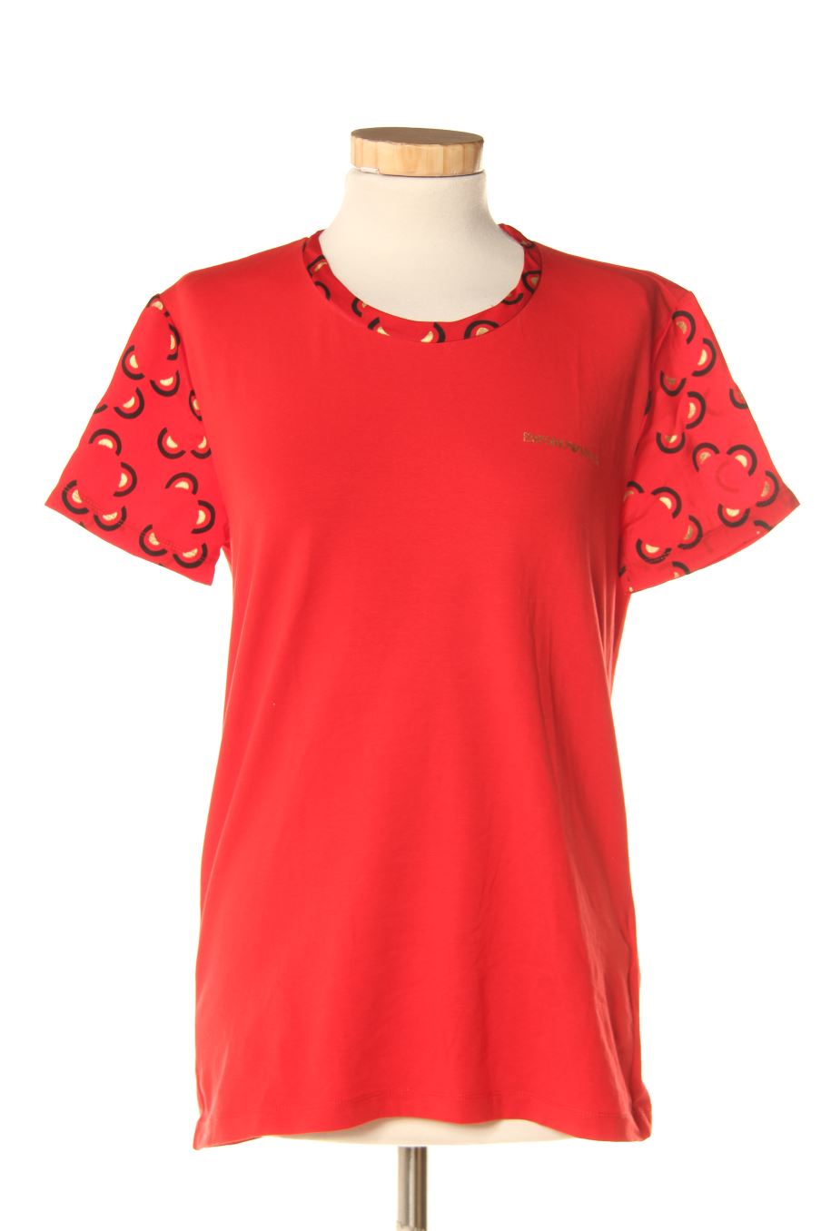 T-shirt Emporio Armani de la taille 42, de couleur rouge