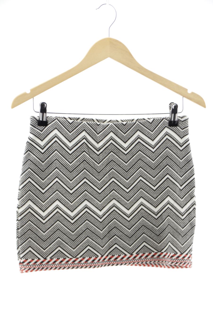 Falda de Trf (ZARA) de la talla S, de color negro