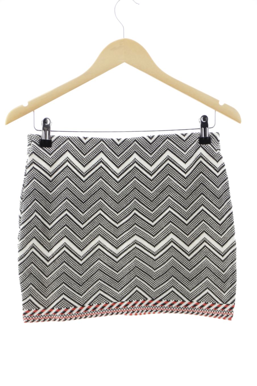 Falda de Trf (ZARA) de la talla S, de color negro