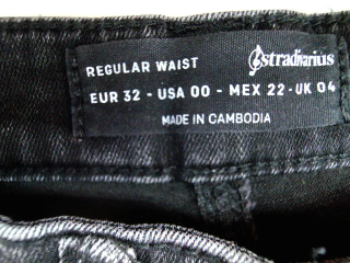 Vaquero de Stradivarius de la talla 32, de color negro de ropa vaquera