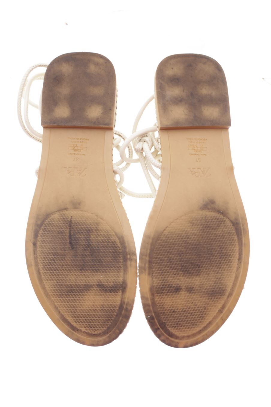 Sandalias planas de Zara de la talla 37, de color beige de