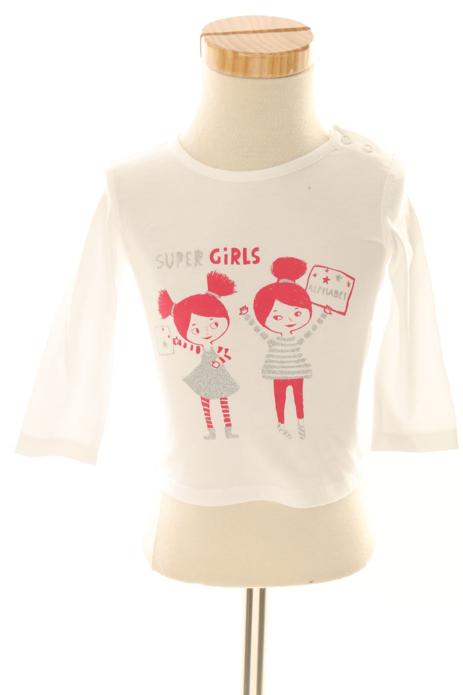 T-shirt manches longues Alphabet de la taille 12 mois avec une étiquette