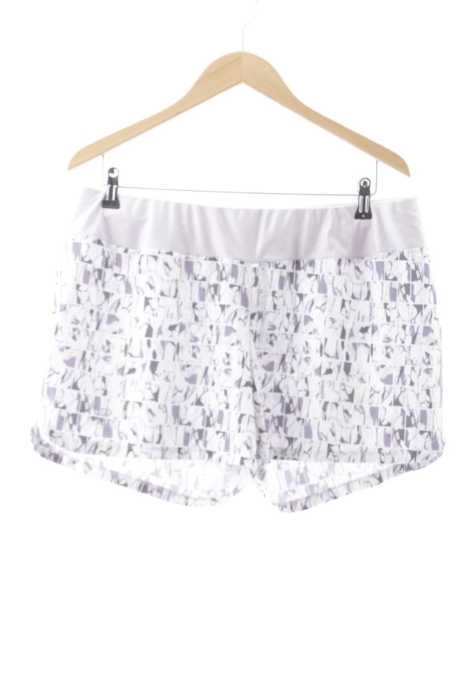 Pantalon corto de deporte de Decathlon de la talla XL, de color estampado