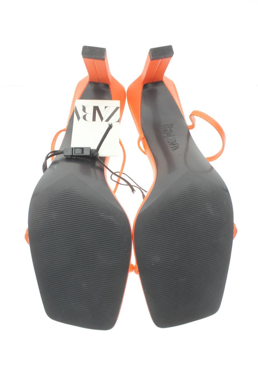 Sandalias tacon de Zara de la talla 39, de color naranja de
