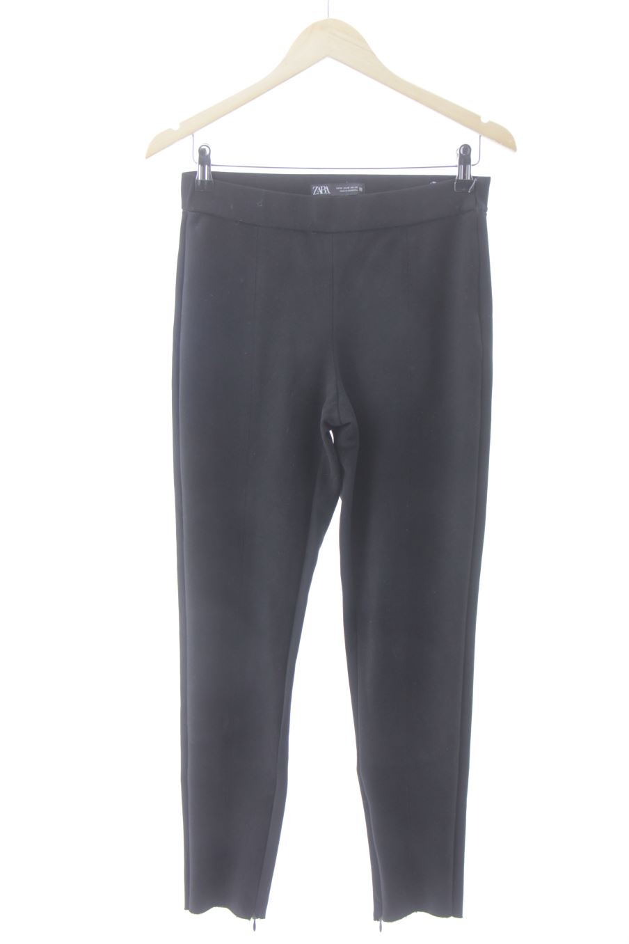 Pantalón de Zara de la talla M, de color negro