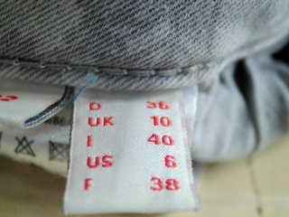 Jeans von Esprit Größe 38, Farbe Geblümt, aus Jeanskleidung für