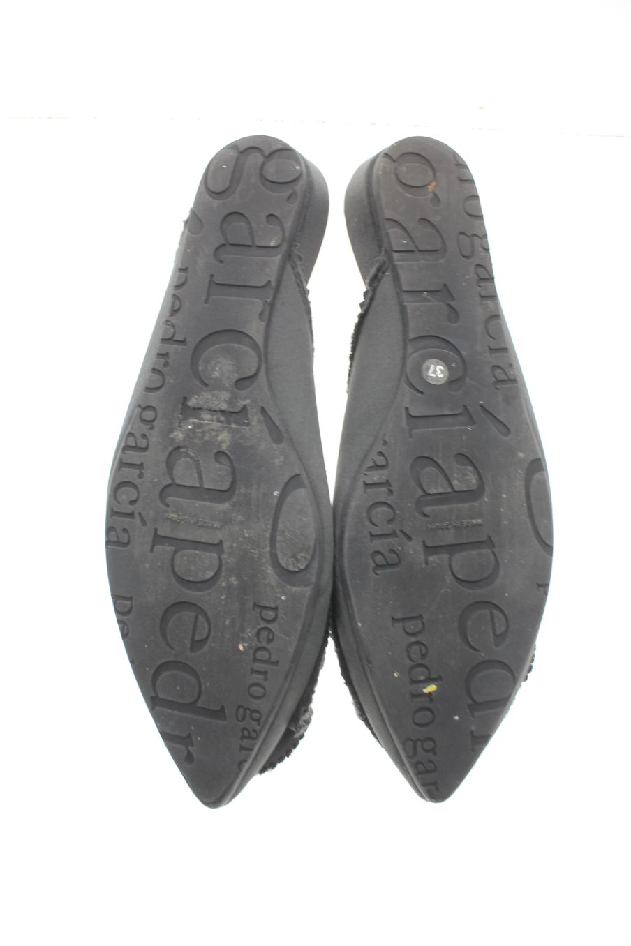 Sandalias planas de Pedro GarcãA de la talla 37, de color negro de