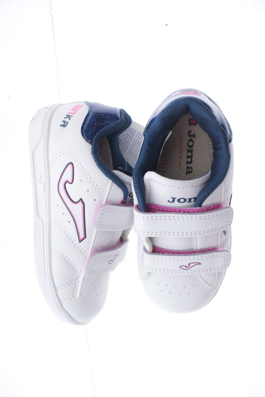 Chaussures de sport Joma de la taille 26 avec une étiquette