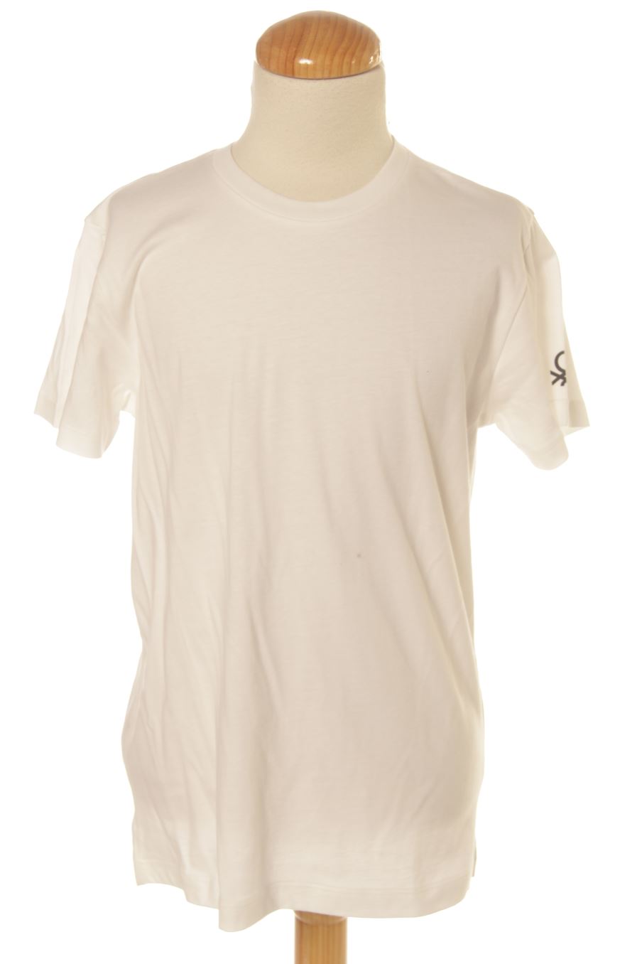 T-shirt Benetton de la taille 11 ans avec une étiquette