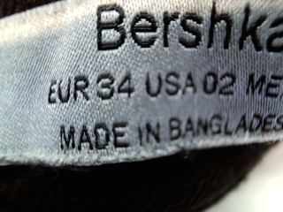 Jeans Bershka de la taille 34, de couleur noir de denim