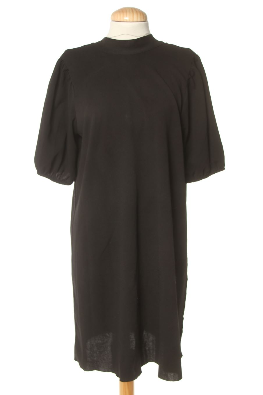 Vestido casual de Zara de la talla M, de color negro
