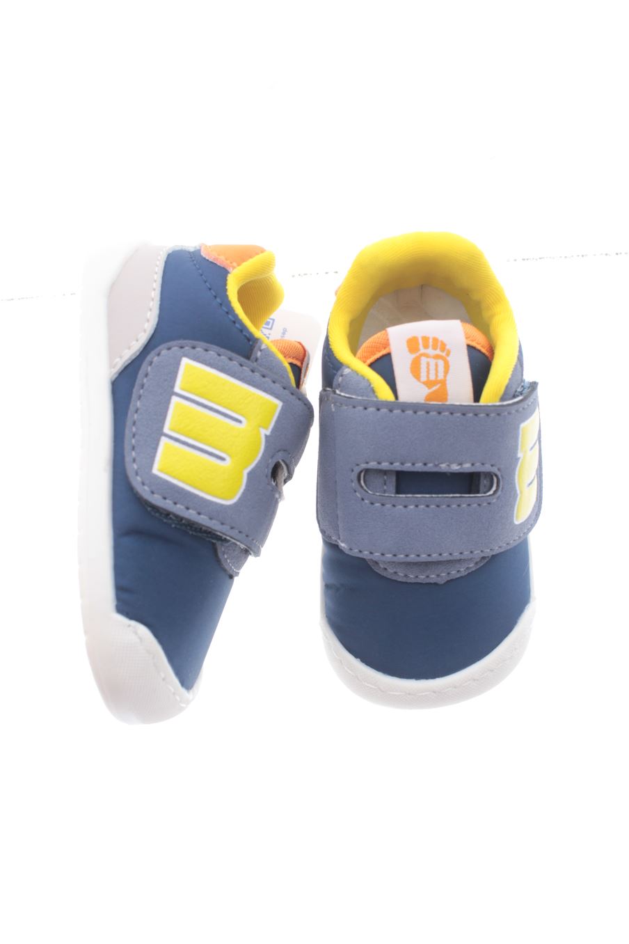 Chaussures de sport Mustang de la taille 19 avec une étiquette