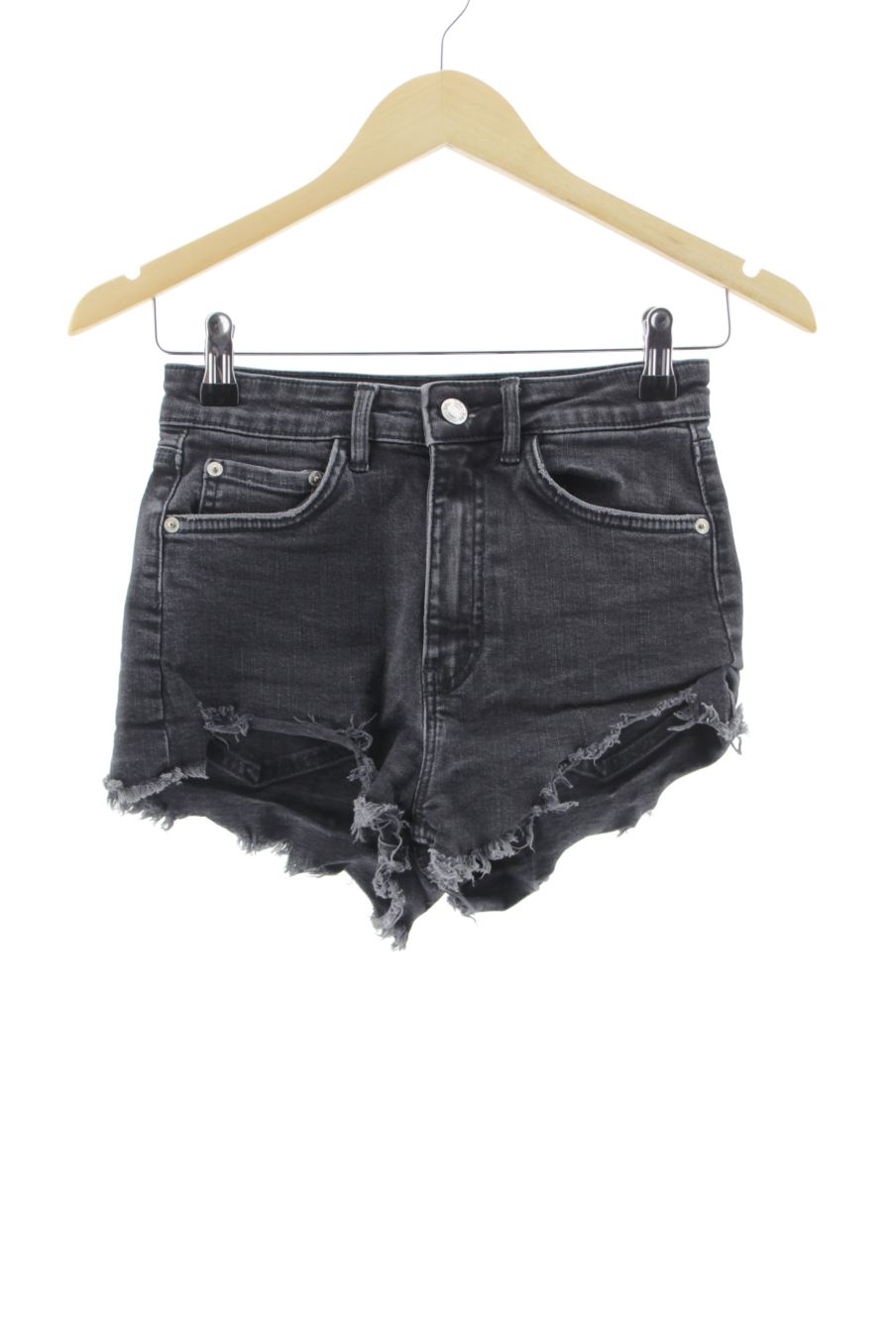 Pantalón corto de Zara de la talla 34, de color negro de ropa vaquera